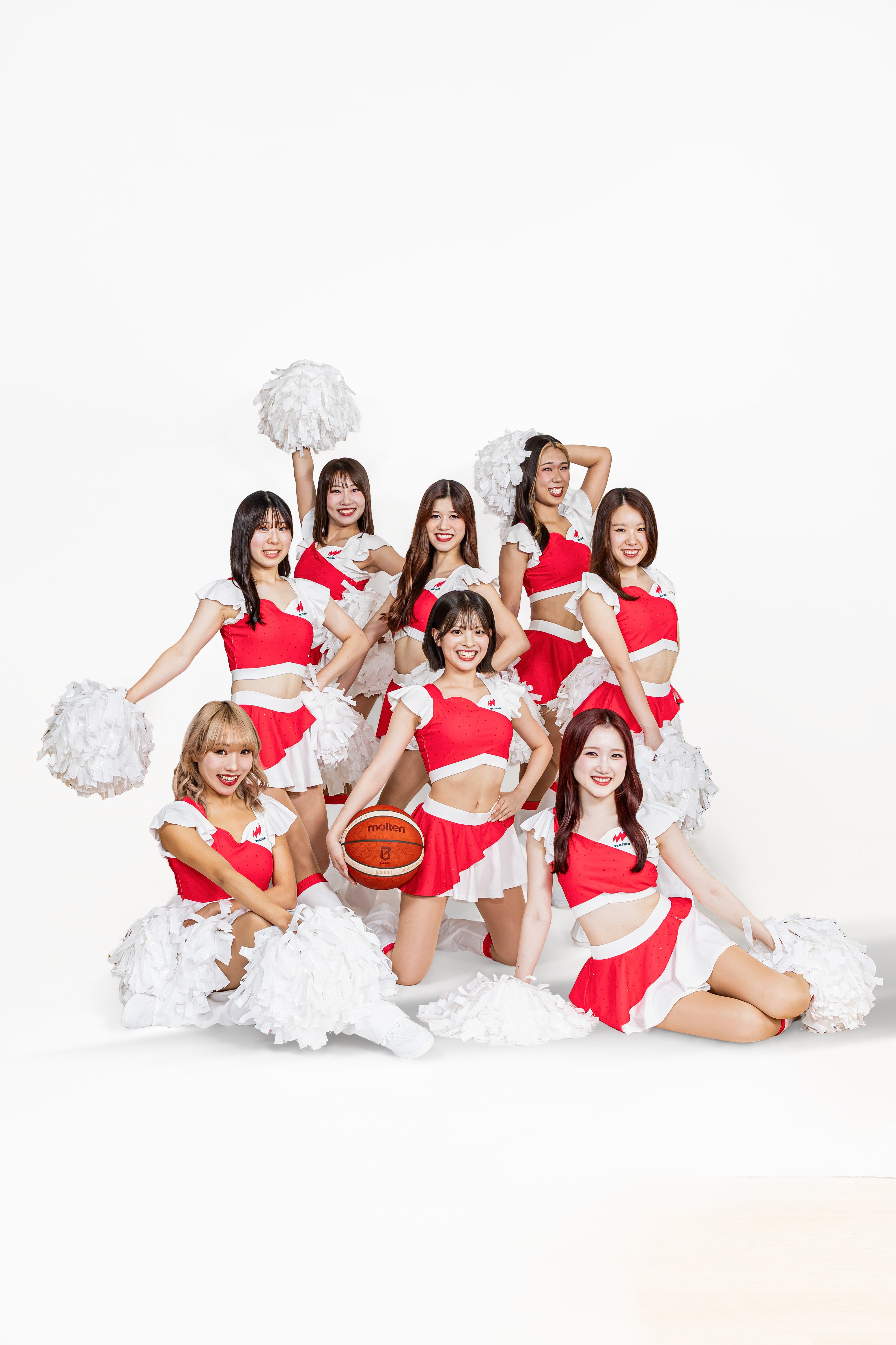 赤と白のユニフォーム姿のWOLMEE
